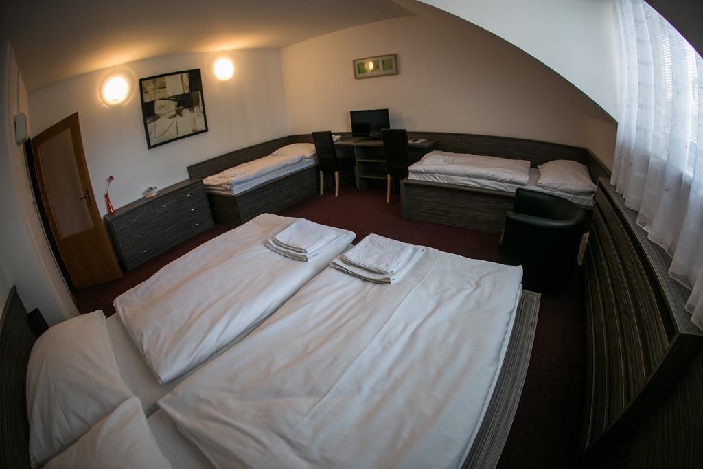 Hotel Rose Břeclav Екстериор снимка