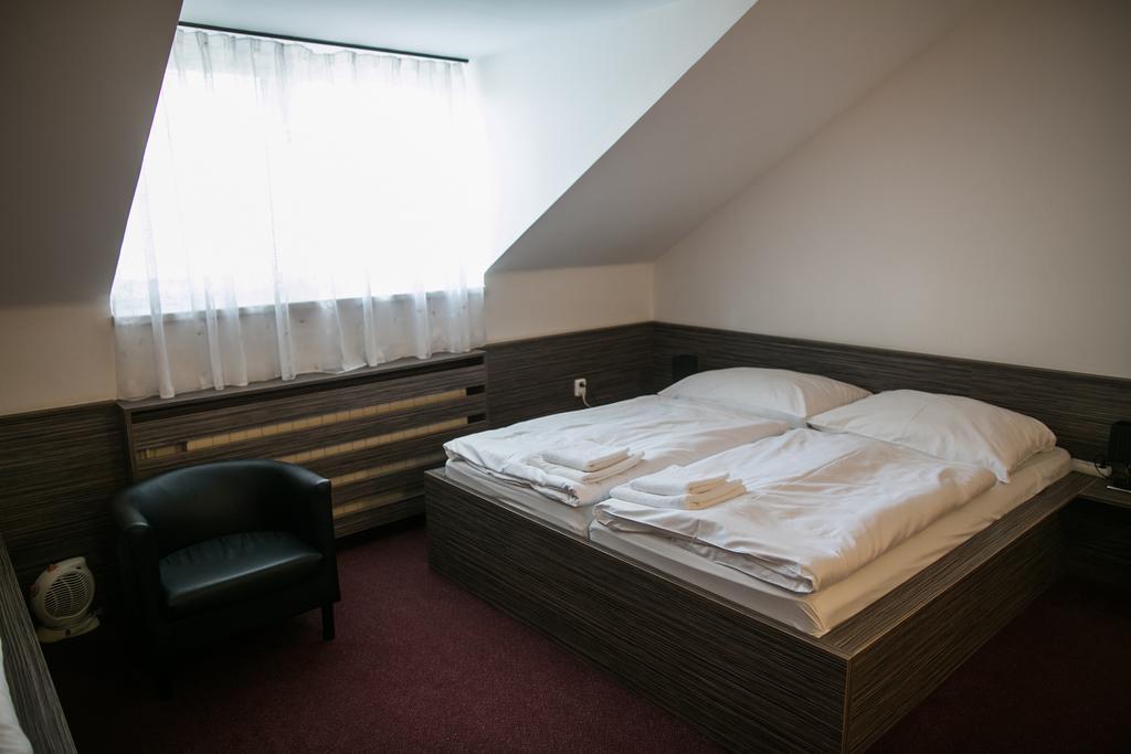 Hotel Rose Břeclav Екстериор снимка