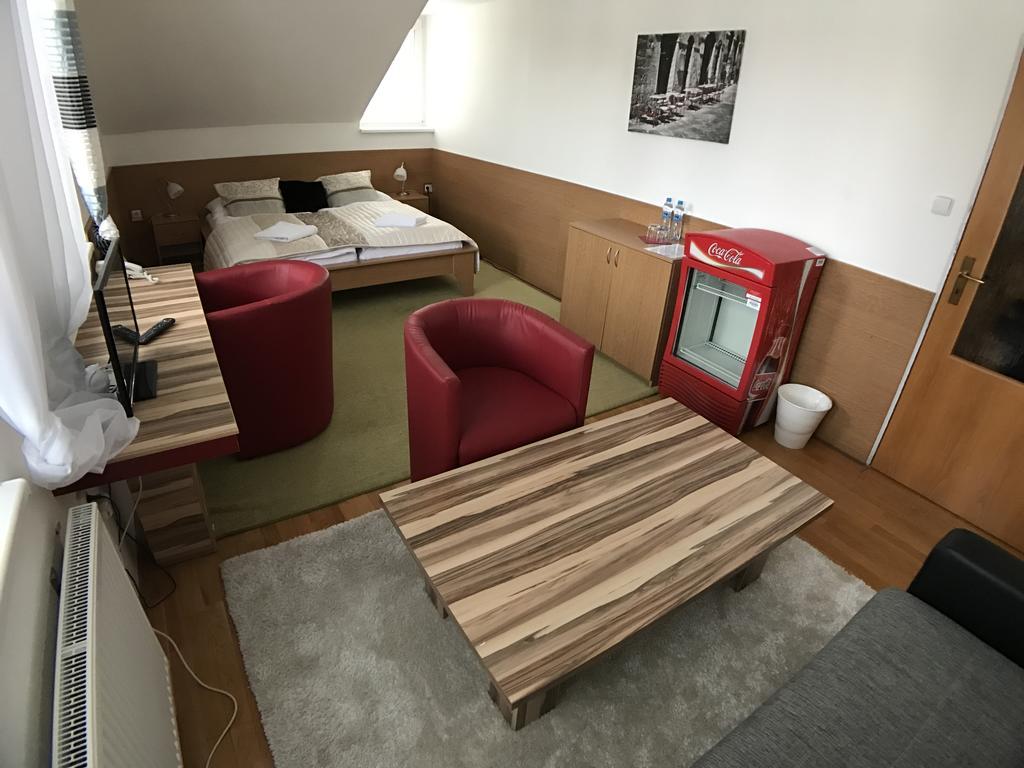Hotel Rose Břeclav Екстериор снимка