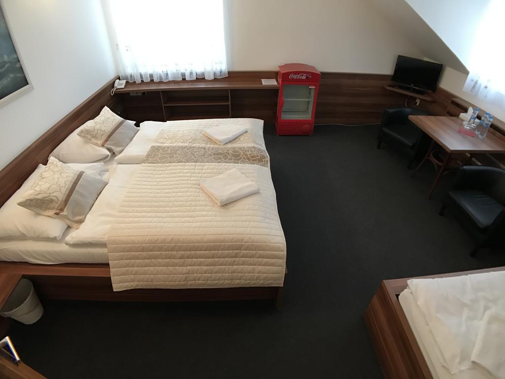 Hotel Rose Břeclav Екстериор снимка