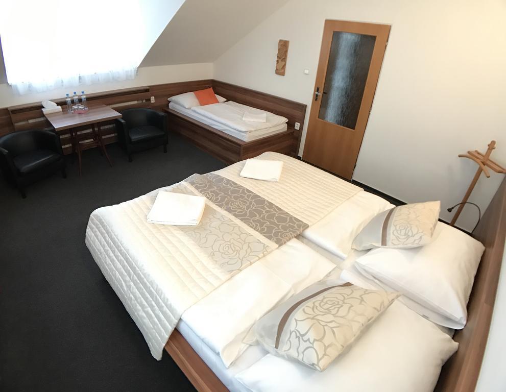 Hotel Rose Břeclav Екстериор снимка