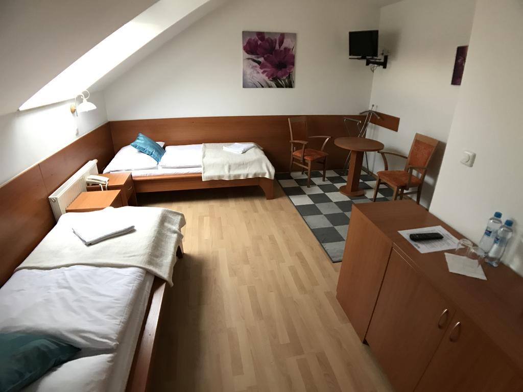 Hotel Rose Břeclav Екстериор снимка