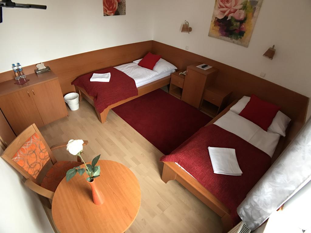 Hotel Rose Břeclav Екстериор снимка