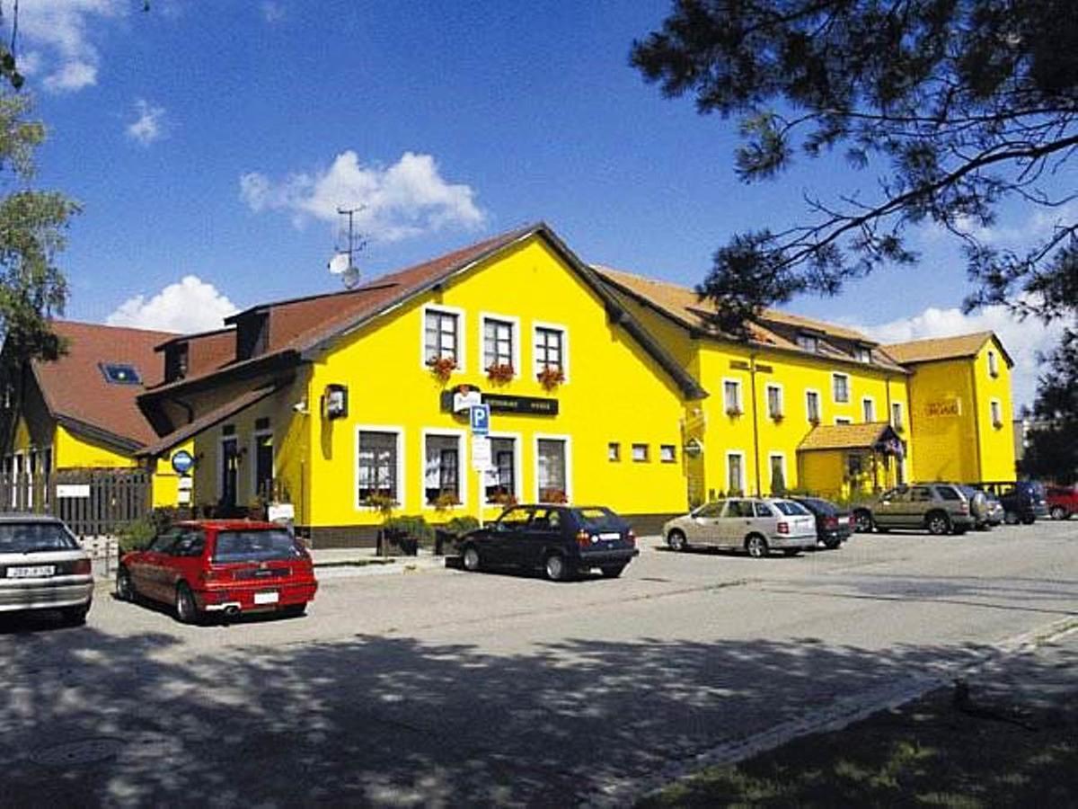 Hotel Rose Břeclav Екстериор снимка